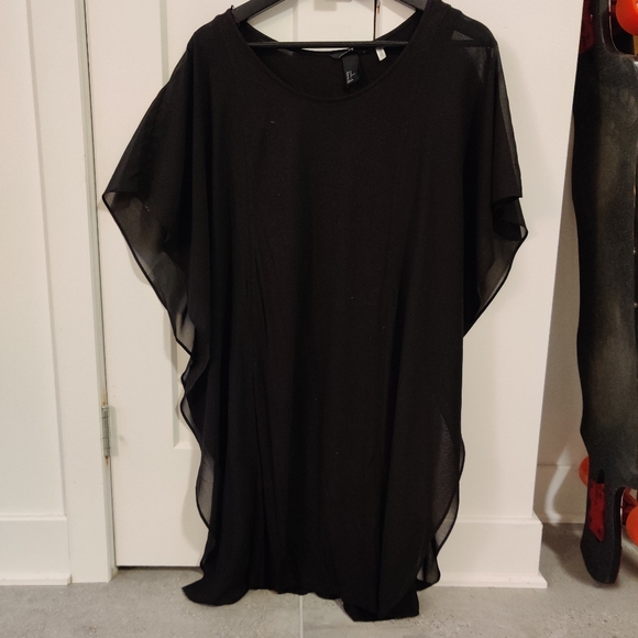 Black classy dress with sheer flowy sides - Picture 4 of 5